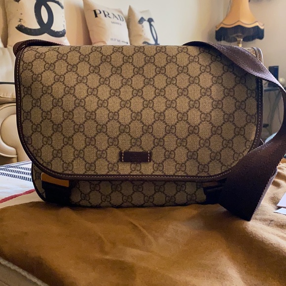 I have an Authentic Gucci supreme canvas messenger bag unisex - Picture 2 of 16